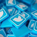 Twitter começa a remover marcações de verificação de contas de celebridades e políticos